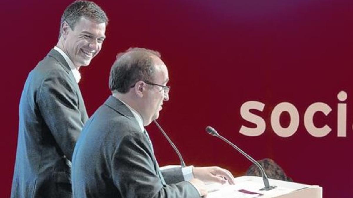 Los líderes del PSOE y del PSC, Pedro Sánchez y Miquel Iceta, durante la rueda de prensa conjunta en la sede del PSC, ayer en Barcelona.