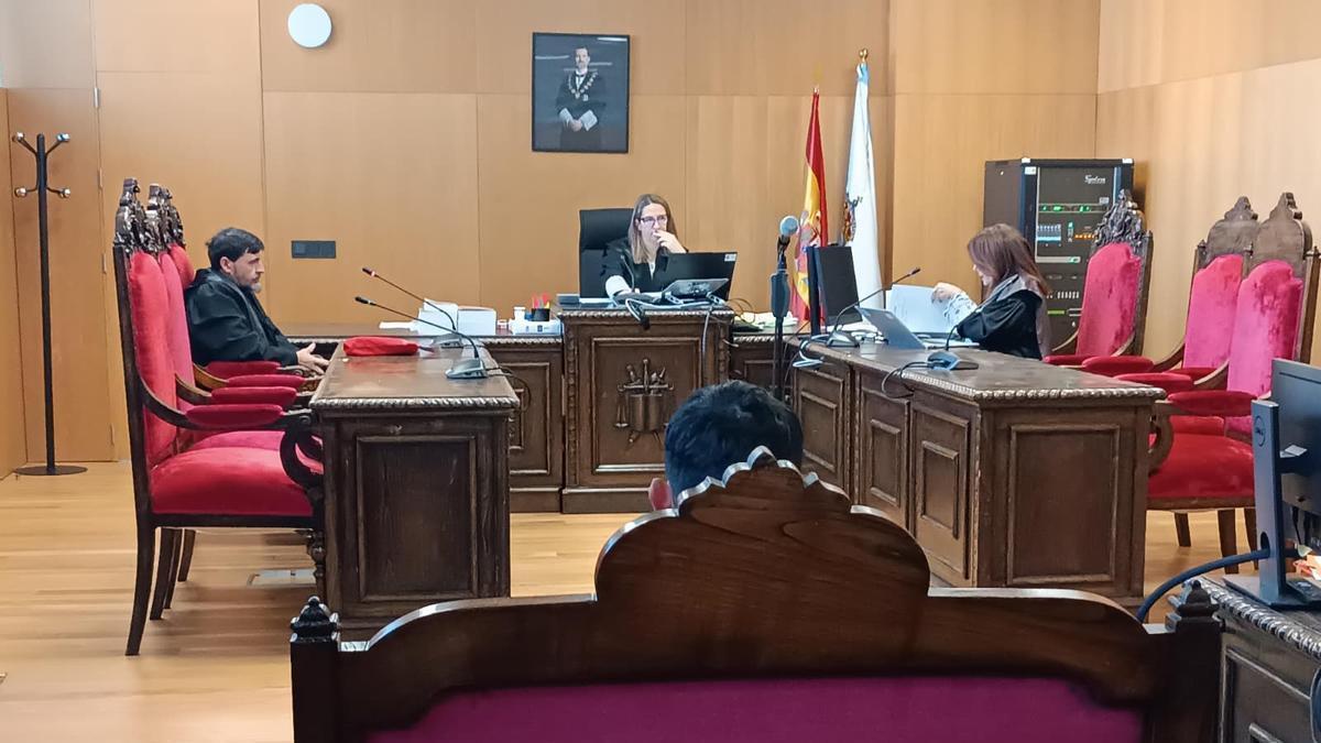 El acusado, en el banquillo, en la audiencia de este jueves en la Sección de lo Penal de Ourense.