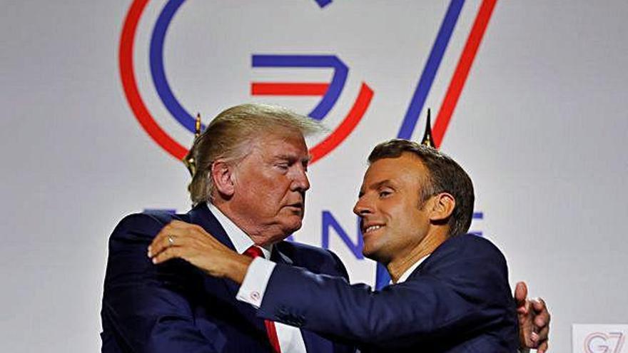 Trump i Macron s&#039;abracen després de la roda de premsa conjunta.