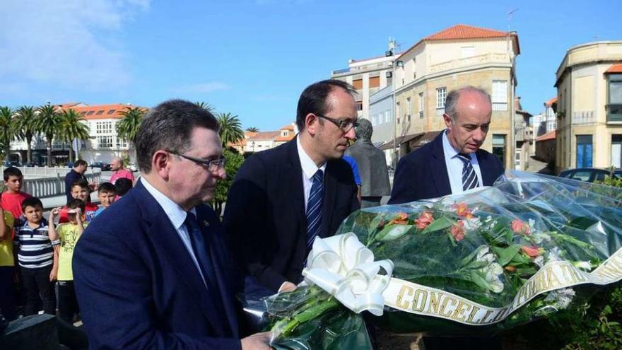 Ofrenda floral a Valle-Inclán en Vilanova de Arousa. // Noé Parga