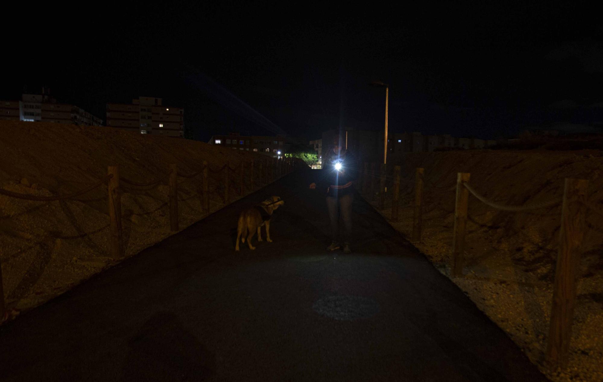 Linternas para cruzar por los pasos provisionales del futuro Parque Central