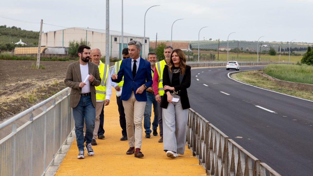 Carlos Paláez, Andrés Lorite y Vanesa Mariscal, en su visita a la carretera entre El Carpio y Maruanas.