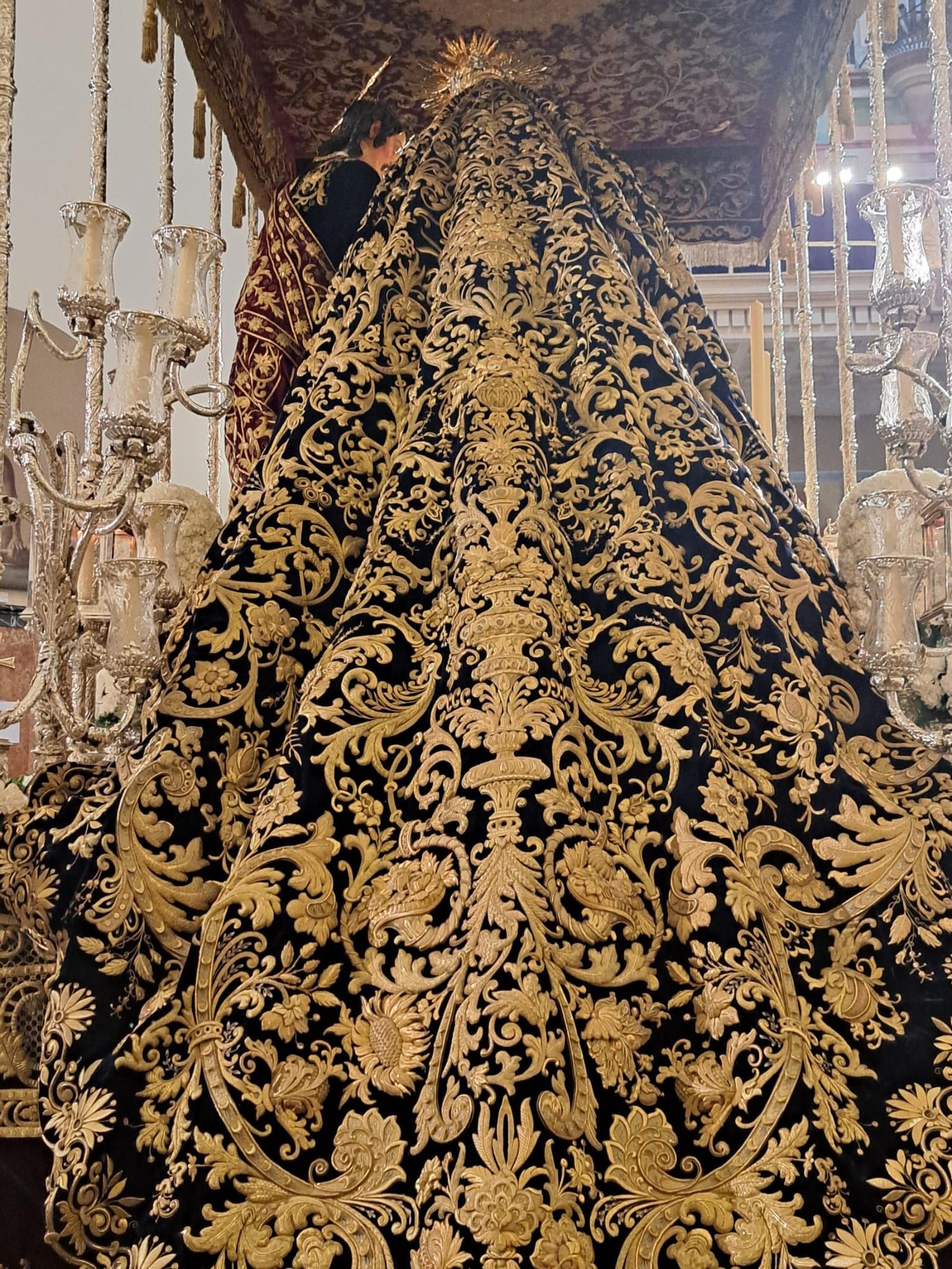 La Virgen del Gran Poder estrena un manto regalado por Ruiz de Lopera