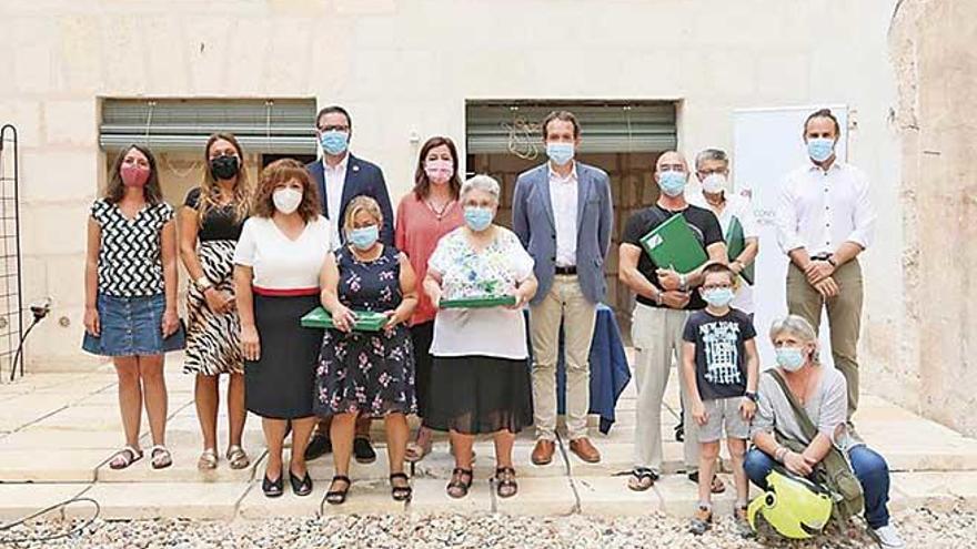 Armengol, Hila y Pons con las cinco familias que vivirán en las nuevas casas de la calle Regal.