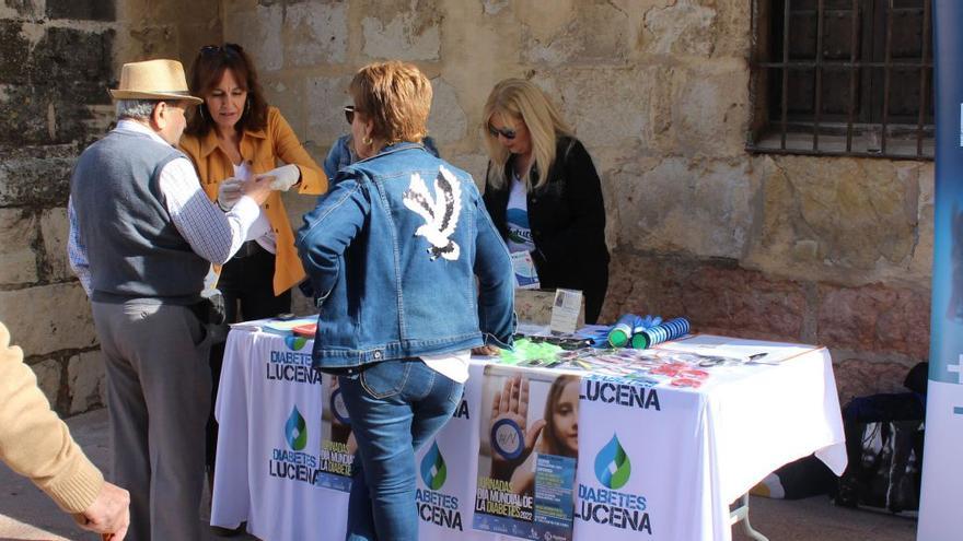Mesa informativa instalada el pasado día 14 en la Plaza Nueva, donde voluntarios de la asociación realizaban controles glucémicos y repartían folletos informativos.