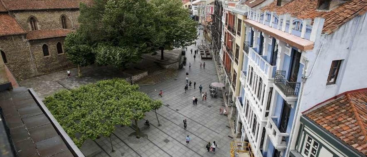 Tramo de la calle San Francisco donde se anuncian viviendas en venta con más de cien años de antigüedad.