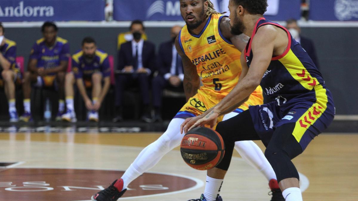 El balón, ante el jugador francés del Herbalife Gran Canaria, Andrew Albicy, durante el partido.