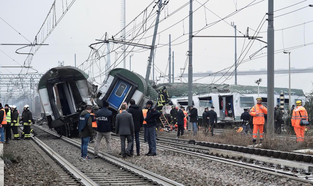 Tres muertos y 100 heridos al descarrilar un tren en Milán