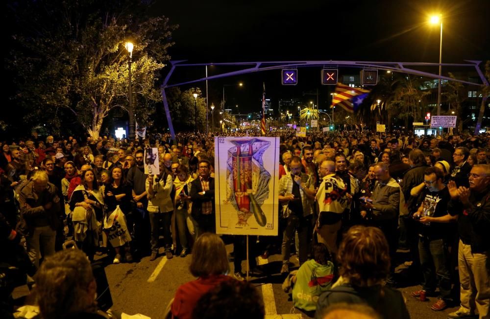 Crema de fotos del Rei davant el Palau de Congressos