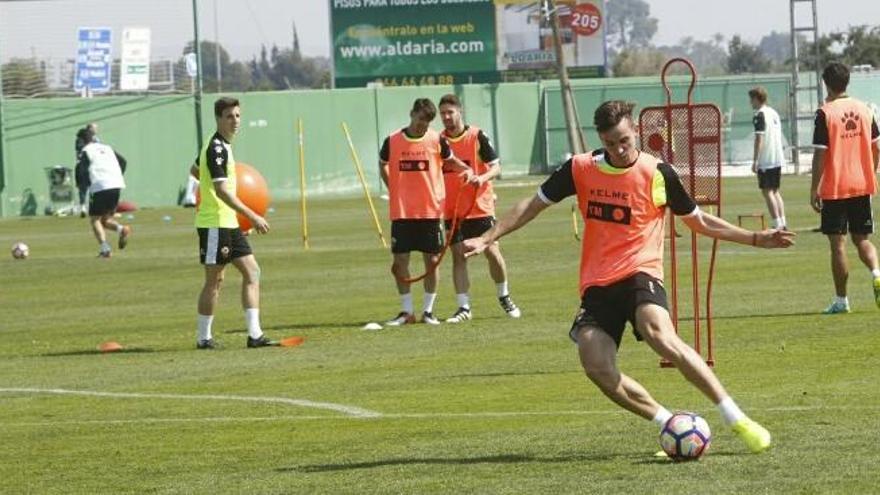 Fabián, en el entrenamiento de esta mañana, junto al resto de compañeros en el campo anexo