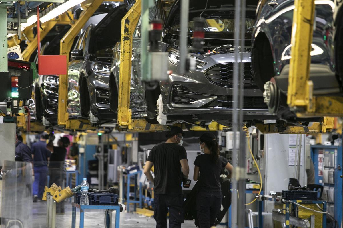 Trabajadores en las líneas de fabricación de Ford Almussafes.