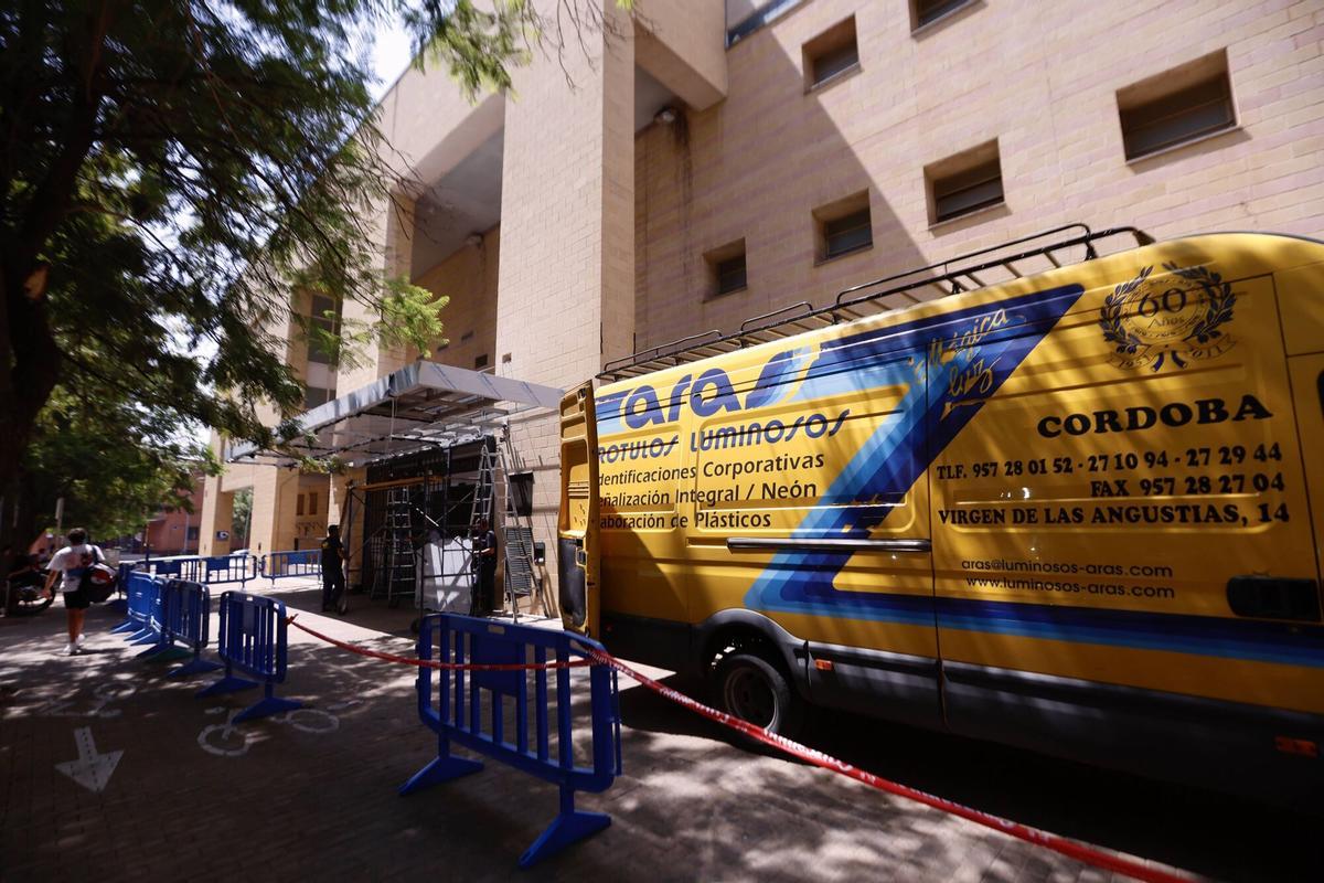 Córdoba. Palacio de Deportes Vista Alegre. instalación voladizo en la entrada principal