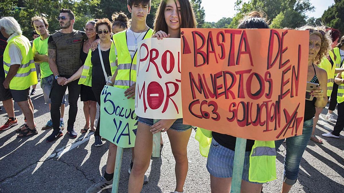 Manifestació a la C-63 a Vidreres per reclamar millores a la carretera, el juliol del 2018. | DAVID APARICIO