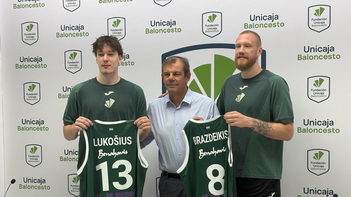 Lukosius y Brazdeikis posando con Juanma en la rueda de prensa presentación.