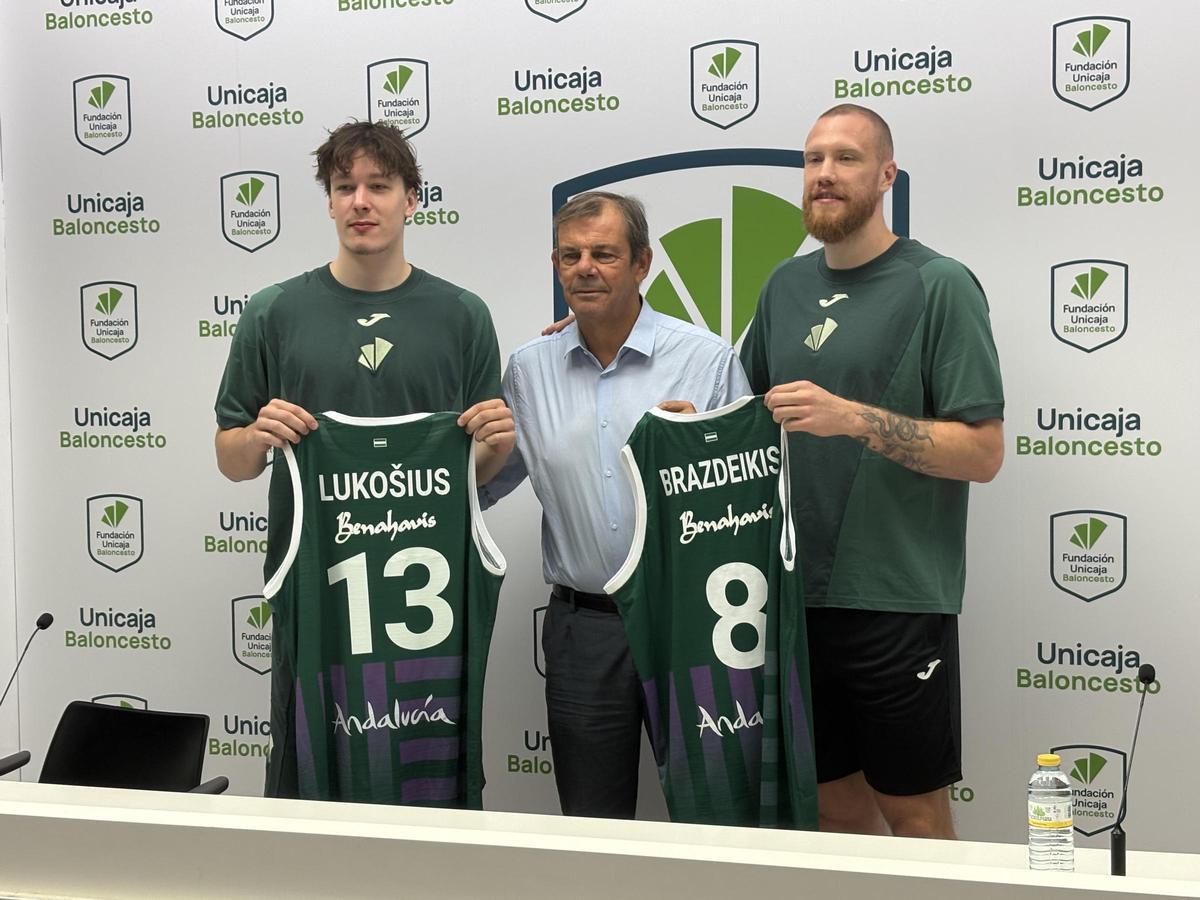 Lukosius y Brazdeikis posando con Juanma en la rueda de prensa presentación.