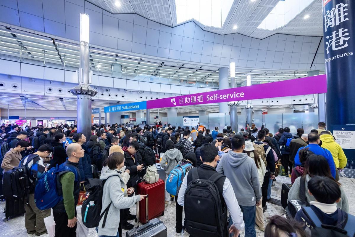 Cientos de viajeros en la frontera de Hong Kong antes del Año Nuevo Lunar