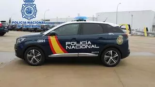 Tres detenidos en Ribeira por tráfico de drogas, después de tratar de huir y embestir a un coche policial