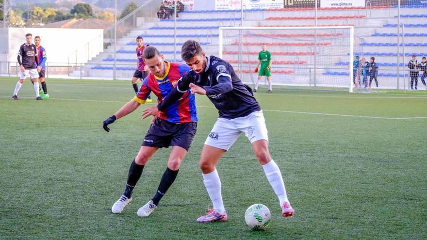 Txema Pan disputa un balón en Elda ante el exazulgrana Mikey.