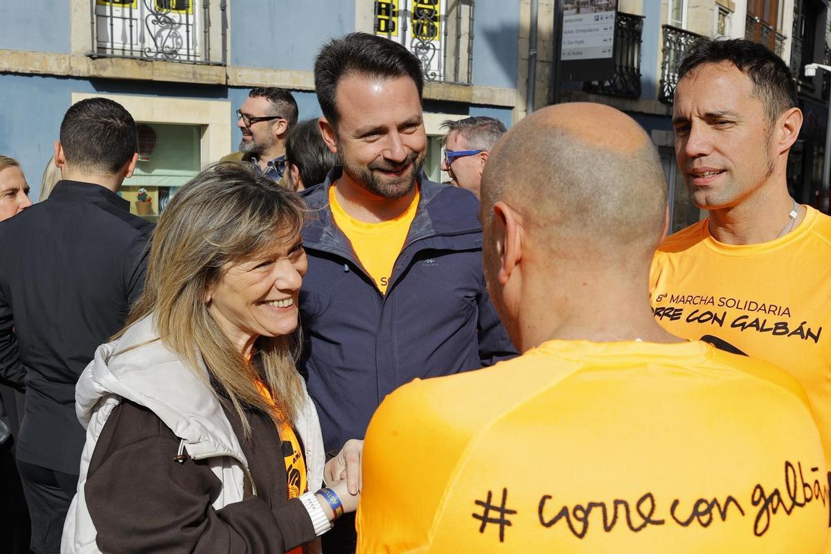 Álvaro Queipo con Esther Llamazares, Pablo Emilio Menéndez (de espaldas) y Juan Nicieza, antes de participar en la carrera Galbán de Avilés.