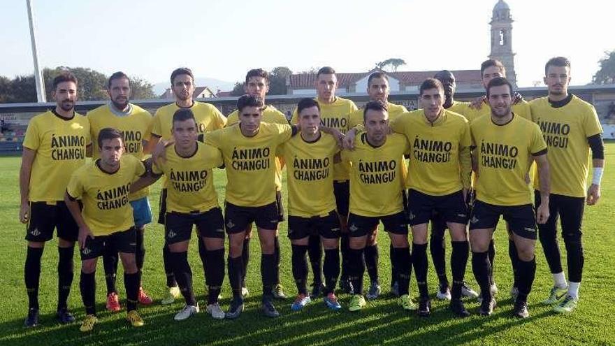 La plantilla posó con la camiseta para animar a Changui. // N. Parga