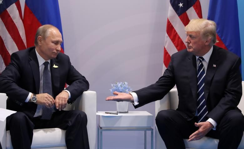 El president nord-americà, Donald Trump, es reuneix amb el president rus Vladimir Putin durant la seva reunió bilateral a la cimera del G20 a Hamburg, Alemanya, el 7 de juliol.