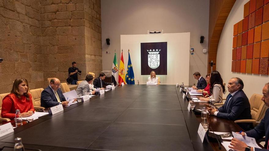 Primer Consejo de Gobierno en Extremadura: Vox dirigirá el Instituto de la Juventud y la Agencia de Cooperación