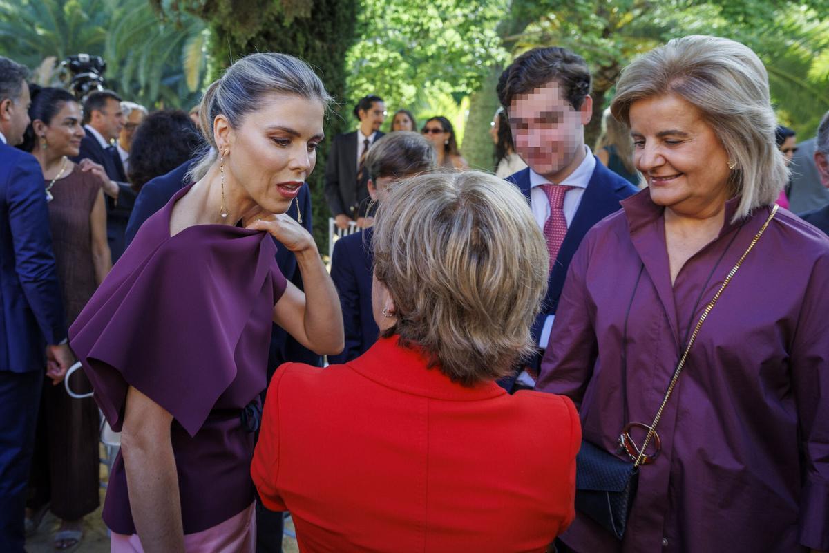 Manuela Villena (i), mujer del presidente de la Junta de Andalucía, Juanma Moreno.