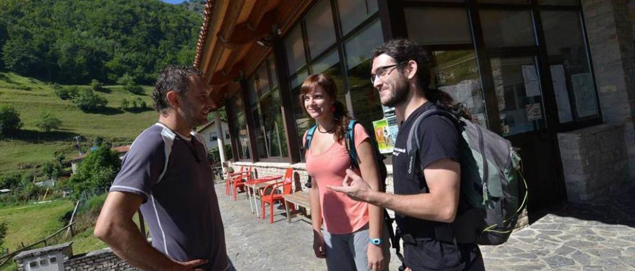 Un grupo de turistas en el centro de recepción de visitantes de Tuiza.