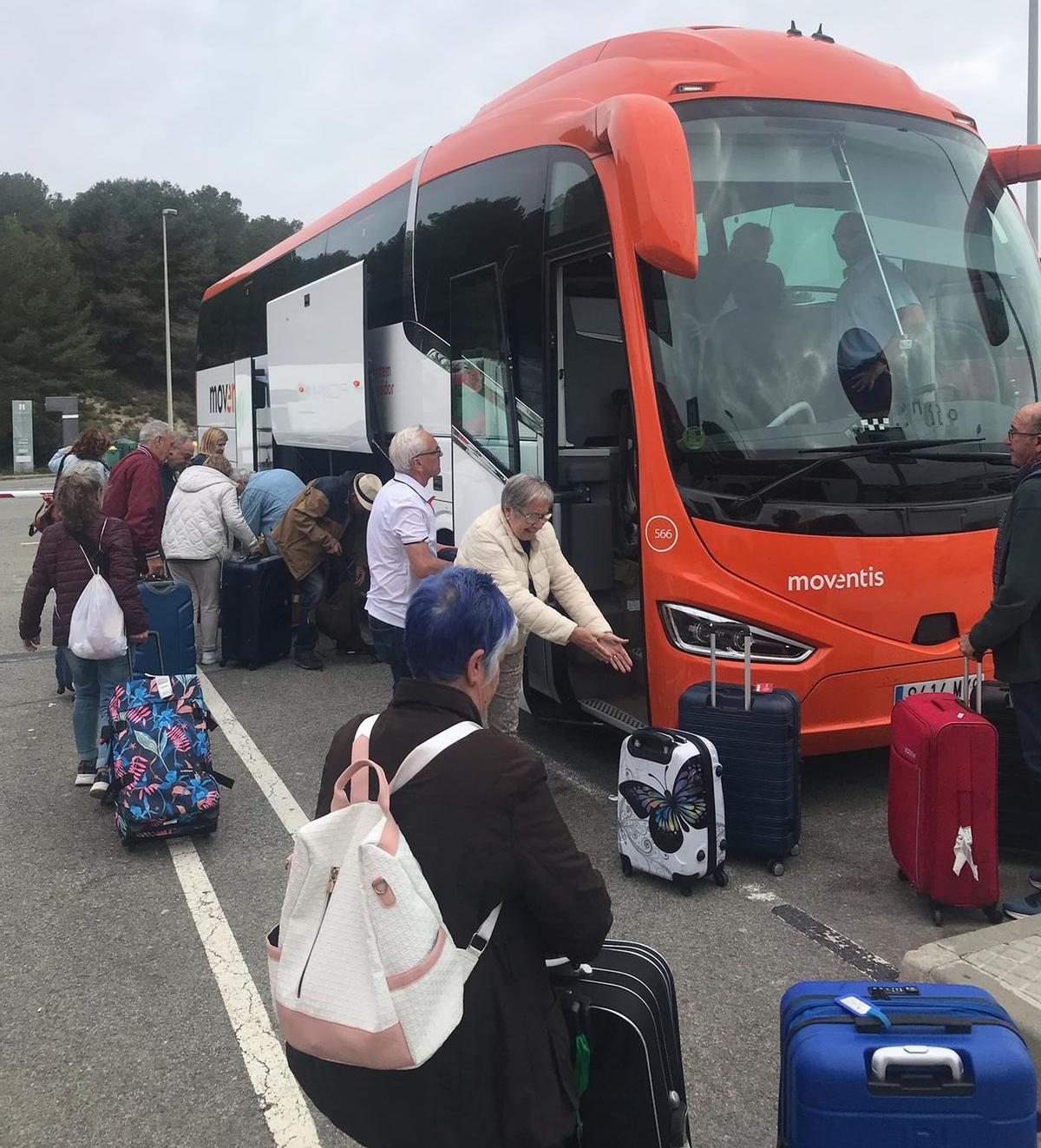 El viaje de retorno a Castellón en autobús concluyó 10 horas después de llegar el vuelo a Barcelona procedente de Fuerteventura.