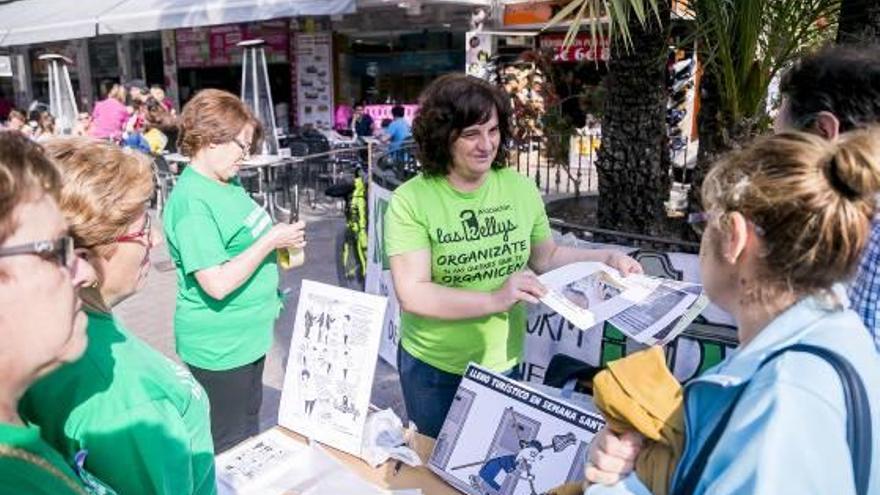 Las camareras de pisos protagonizaron ayer una campaña informativa entre los turistas.