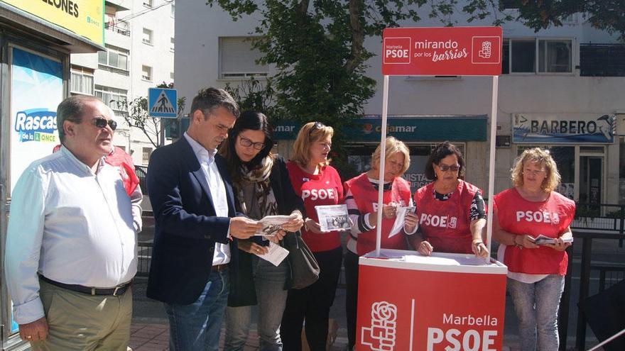 Los ediles del PSOE José Bernal e Isabel Pérez, en la recogida de firmas.