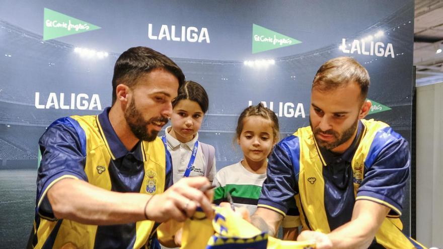 Colas por el autógrafo de los Rodríguez de la UD Las Palmas: "¡Vamos Jesé, dale fuerte Bichito!"