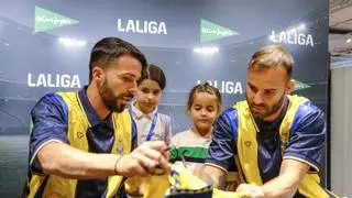 Colas por el autógrafo de los Rodríguez de la UD Las Palmas: "¡Vamos Jesé, dale fuerte Bichito!"