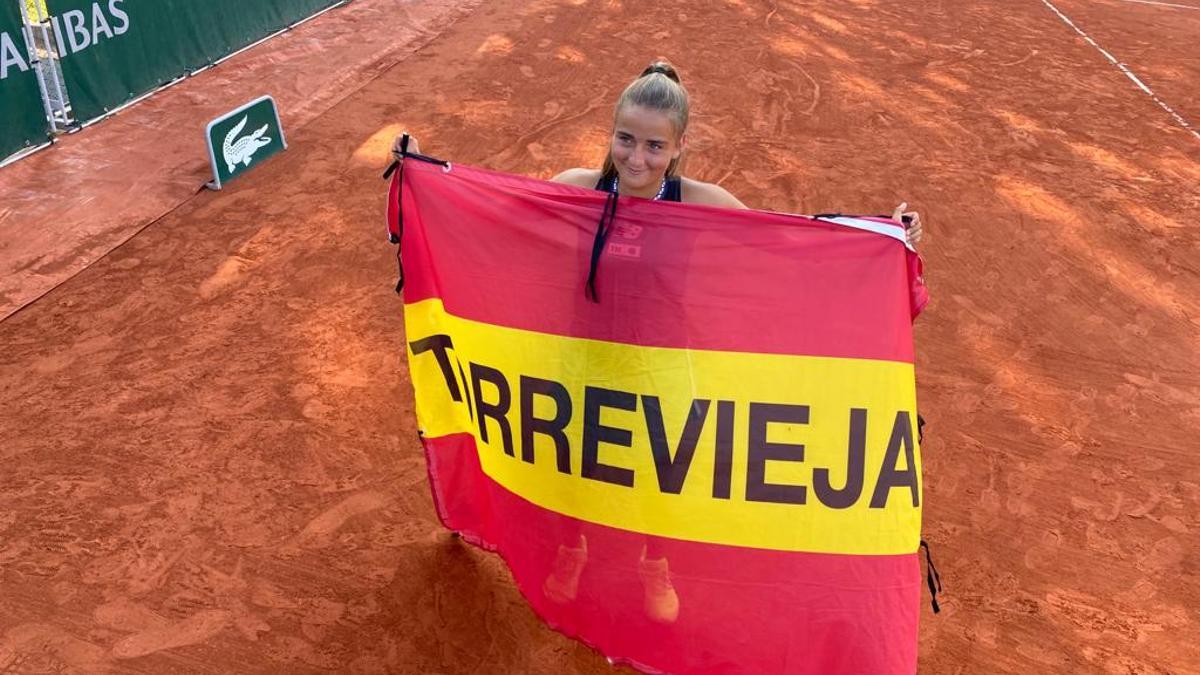 Charo Esquiva con la bandera de España con el nombre Torrevieja en la pista.