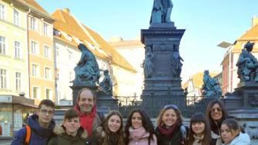 Los alumnos gandienses, con los profesores, en Judenburg.