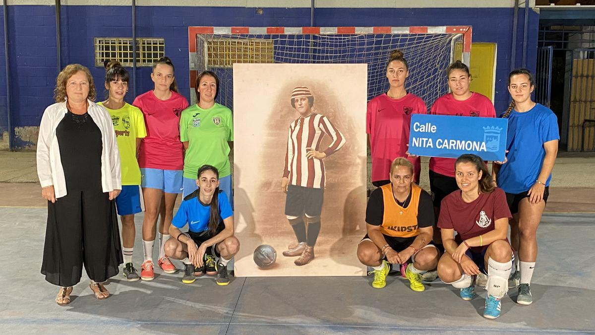 Jóvenes futbolistas malagueñas, en torno a una foto de 'Nita Carmona'.