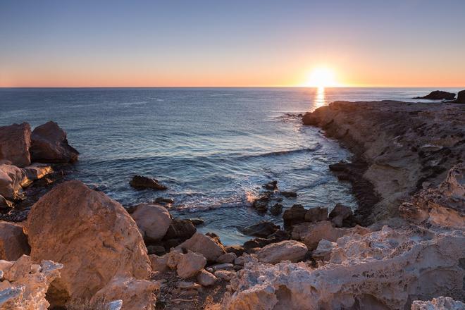 Amanecer en la playa de los Escullos