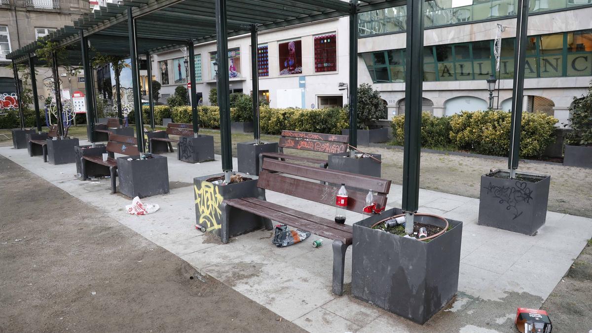 Restos del botellón en la Plaza de Portugal, en Vigo.