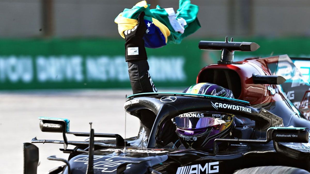 Hamilton ha sido multado por aflojarse los cinturones de seguridad durante su celebración