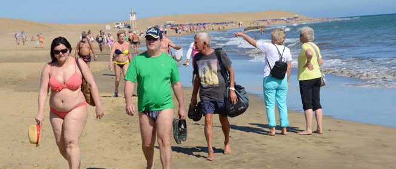 Imagen de turistas en la playa de Maspalomas, en el sur de Gran Canaria, ayer.