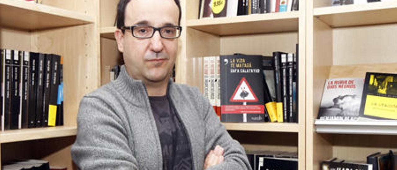 Rafa Calatayud, en la librería Cosecha Roja, en Russafa (Valencia).