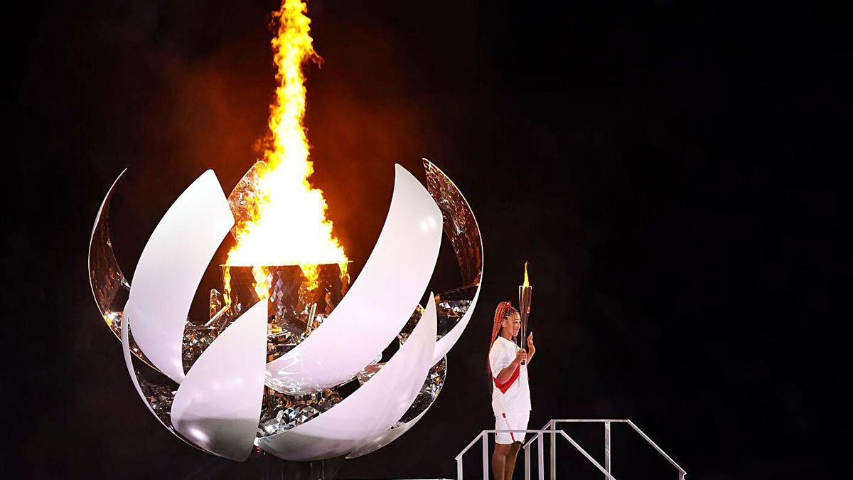 Naomi Osaka va ser l’encarregada d’encendre el peveter.  | EFE/RITCHIE TONGO