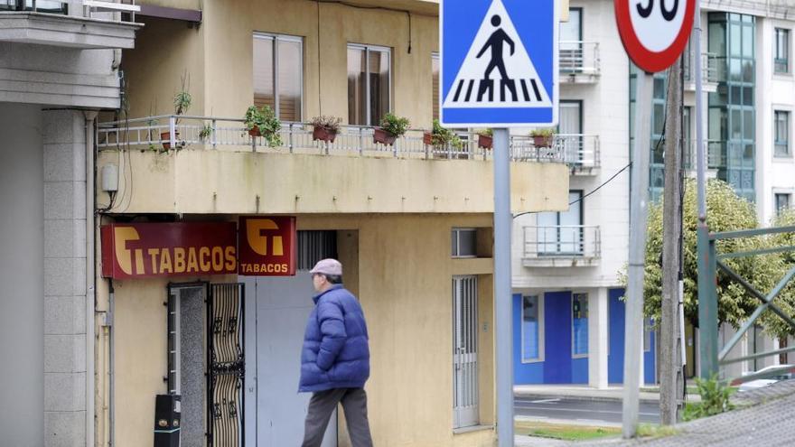 Fachada del edificio donde se encuentra el estanco y la vivienda asaltada el domingo.