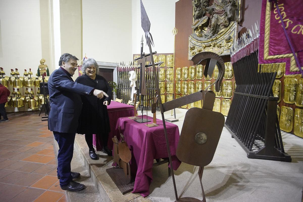 El president, Xavier Serra, i la vídua, Maria Teresa González, amb les peces.