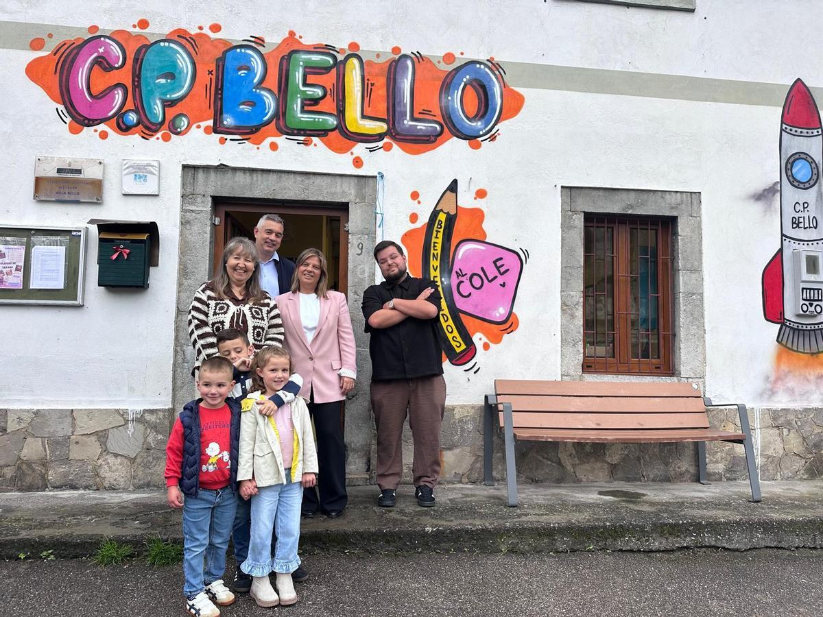 Por la izquierda, la directora del colegio de Bello, Carmen Alonso; el decano de Formación del Profesorado, Celestino Rodríguez; la vicepresidenta del Gobierno regional, Gimena Llamedo; y el alumno de la Universidad seleccionado por el programa Erasmus Rural, Neftalí Reyes; junto a tres alumnos en el exterior del centro.