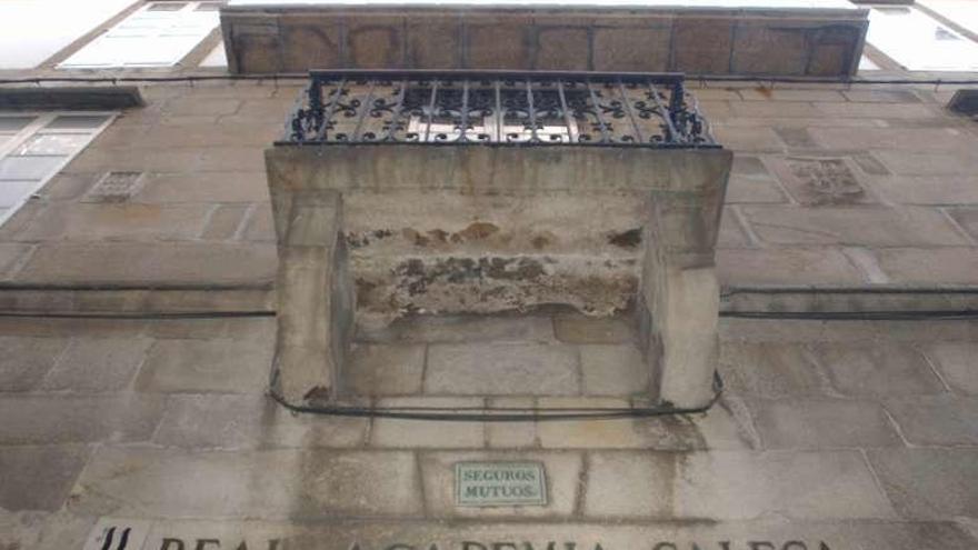 Detalle de un balcón de la sede de la RAG en A Coruña.