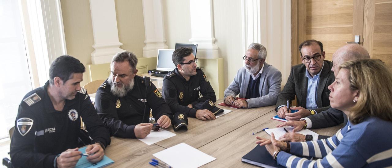 Un momento durante la reunión de seguridad por el aumento de la delincuencia en San Blas