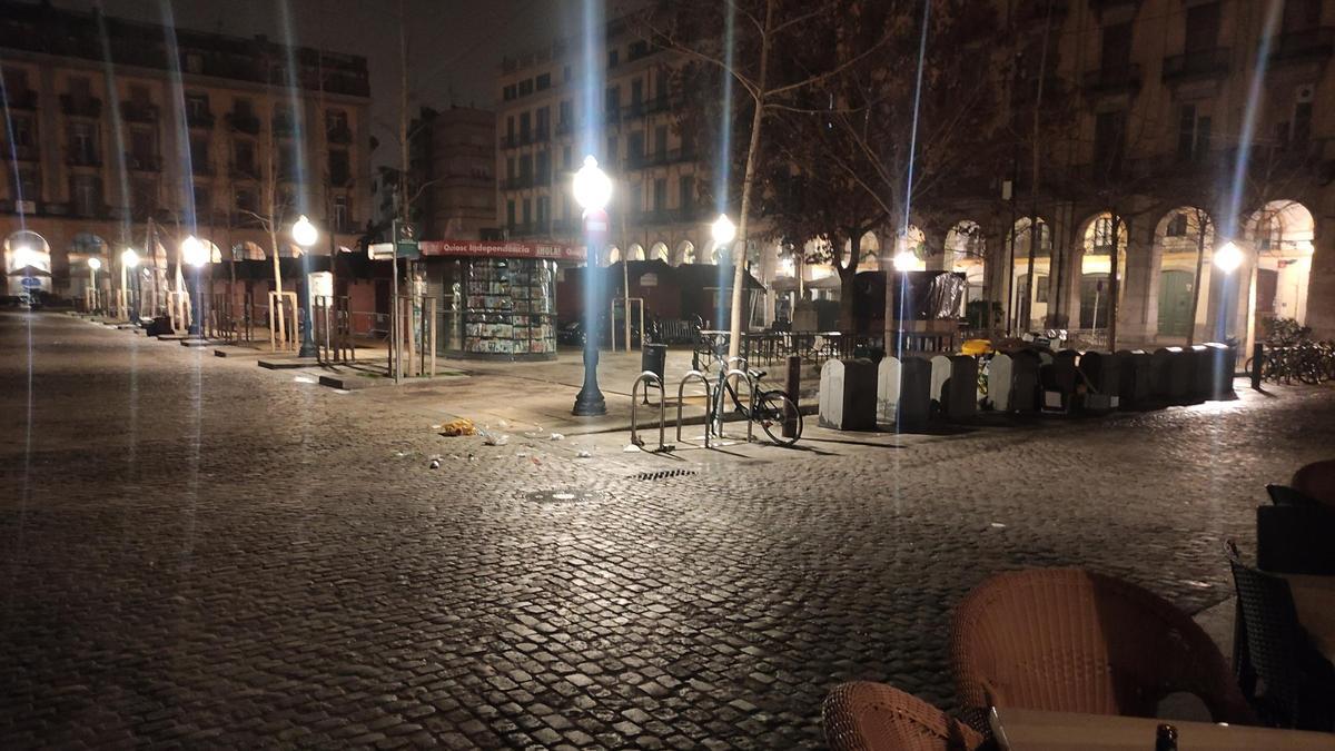 Pla mitjà de la plaça Independència de Girona buit la nit de Cap d'Any aquest dissabte 1 de gener de 2022. (Horitzontal)