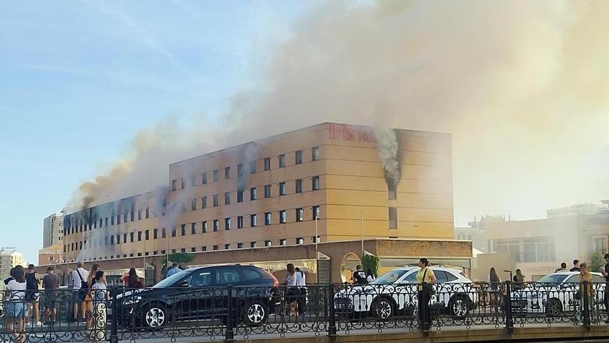 Las llamas continúan devorando el hotel Ibis en el centro de Málaga