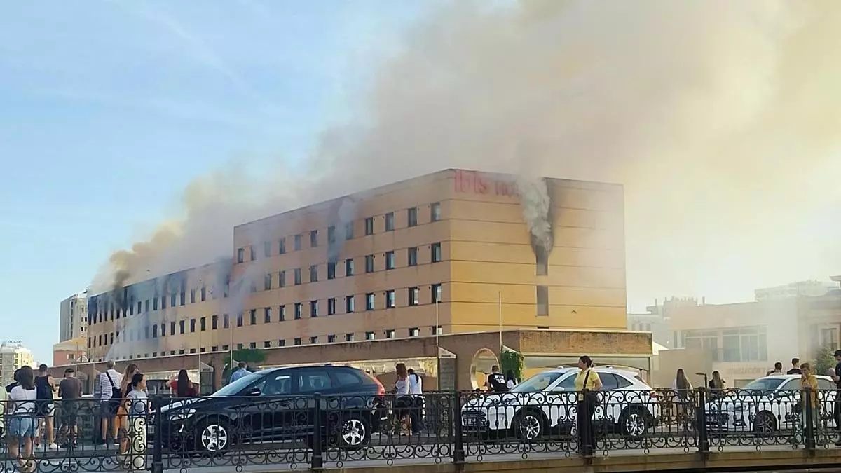 Las llamas continúan devorando el hotel Ibis en el centro de Málaga